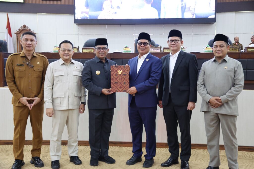 Andra Soni Tegaskan Komitmen Pemprov Banten Untuk Perbaiki dan Tingkatkan Kinerja Andra Soni Tegaskan Komitmen Pemprov Banten Untuk Perbaiki dan Tingkatkan Kinerja