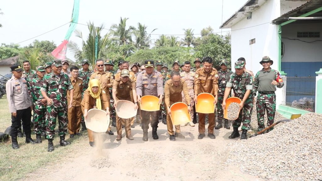 Kolaborasi TNI, Pemda, dan Taruna Latsitarda Bangun Jalan dan Normalisasi Sungai di Kasemen Kolaborasi TNI, Pemda, dan Taruna Latsitarda Bangun Jalan dan Normalisasi Sungai di Kasemen