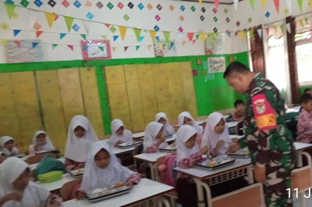 Babinsa Kodim Serang Terus Laksanakan Pendampingan Program Makan Bergizi Gratis