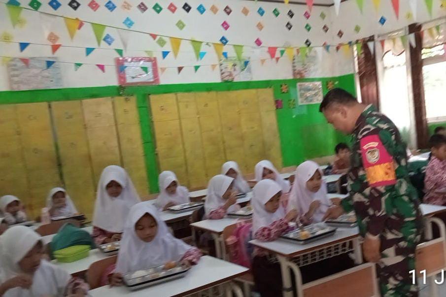 Babinsa Kodim Serang Terus Laksanakan Pendampingan Program Makan Bergizi Gratis