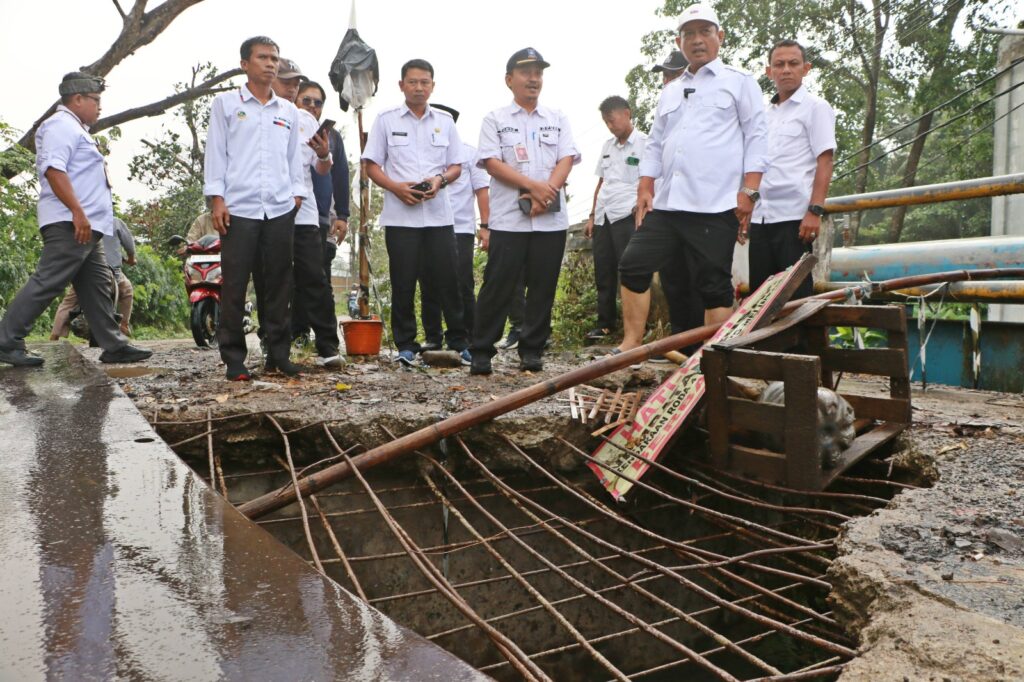 Wabup Serang Tinjau Jembatan Cikambuy yang Rusak Parah, Perbaikan Sementara Segera Dilakukan Wabup Serang Tinjau Jembatan Cikambuy yang Rusak Parah, Perbaikan Sementara Segera Dilakukan