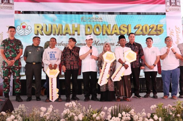 Saksikan Penyerahan Enam Belas Rumah Gratis, Wagub Banten Dorong Developer Bantu Warga Tak Mampu