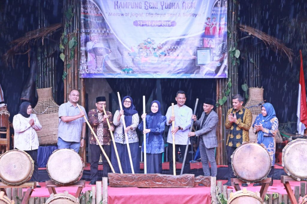 Ratu Zakiyah Ingin Terus Lestarikan Ngaruwat Bumi Kampung Seni Yudha Asri Ratu Zakiyah Ingin Terus Lestarikan Ngaruwat Bumi Kampung Seni Yudha Asri