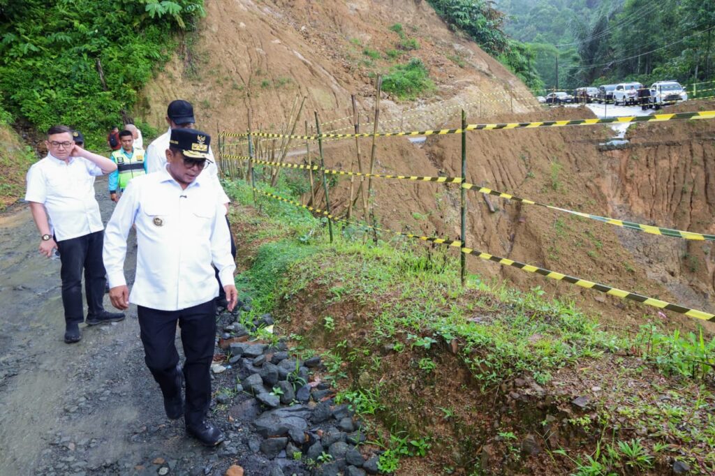 Tinjau Longsor Ruas Jalan Cipanas–Ciparay, Gubernur Banten Andra Soni : Rehabilitasi Dimulai Juli 2025 Tinjau Longsor Ruas Jalan Cipanas–Ciparay, Gubernur Banten Andra Soni : Rehabilitasi Dimulai Juli 2025