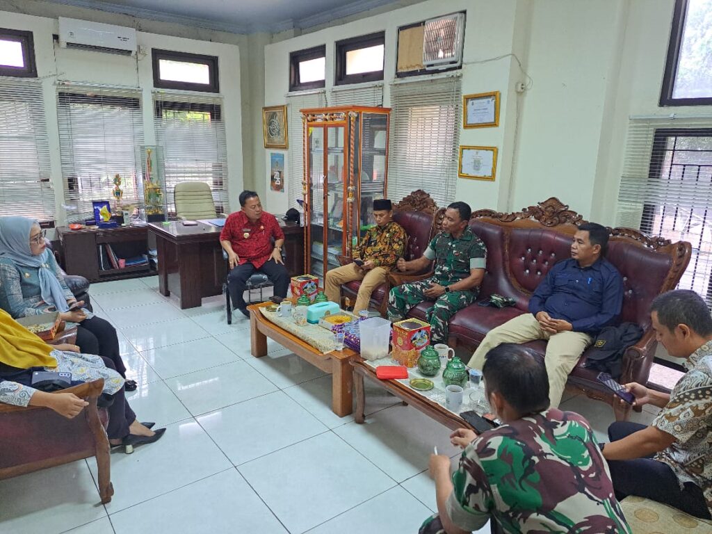 Danramil Cilegon Kunjungi Camat dan Lurah se-Kecamatan Cilegon: Perkuat Sinergi Jaga Keamanan Wilayah Danramil Cilegon Kunjungi Camat dan Lurah se-Kecamatan Cilegon: Perkuat Sinergi Jaga Keamanan Wilayah