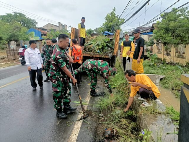 Anggota Koramil Baros Bersama Warga Gotong royong Bersihkan Saluran Tersumbat