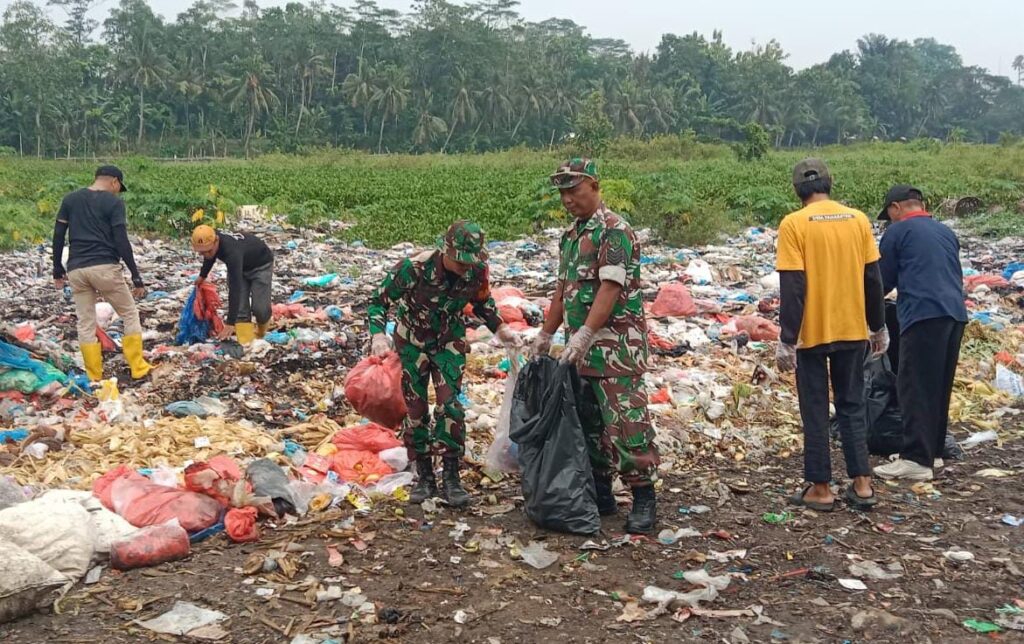 Koramil Pamarayan Laksanakan Pembersihan Sampah Mendukung Program 100 Hari Kerja Bupati Serang Koramil Pamarayan Laksanakan Pembersihan Sampah Mendukung Program 100 Hari Kerja Bupati Serang