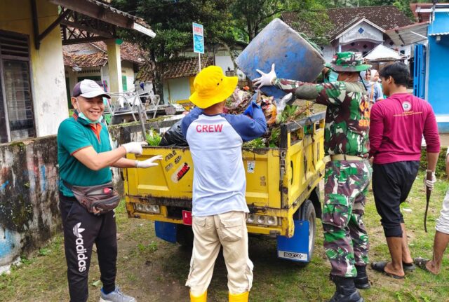 Babinsa Koramil Waringinkurung Bersama Instansi Terkait Laksanakan Pembersihan Sampah