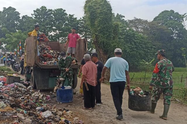 Danramil Carenang Pimpin Aksi Jum’at Bersih, Wujud Dukungan Program 100 Hari Kerja Bupati Serang