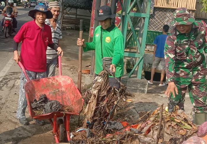 Koramil Baros Gelar Karya Bakti Bersihkan Sampah Bersama Warga Koramil Baros Gelar Karya Bakti Bersihkan Sampah Bersama Warga
