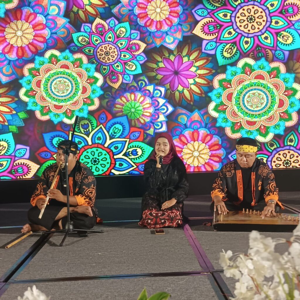 Komara Paraguna Tampilkan Kacapi Suling dalam Pagelaran Budaya di Hotel Aston Serang Komara Paraguna Tampilkan Kacapi Suling dalam Pagelaran Budaya di Hotel Aston Serang