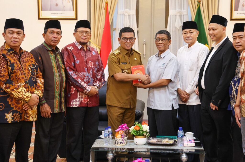 Gubernur Banten Terima 15 Ribu Mushaf Alquran dari BWA, Targetkan Kurangi Buta Aksara Alquran Gubernur Banten Terima 15 Ribu Mushaf Alquran dari BWA, Targetkan Kurangi Buta Aksara Alquran