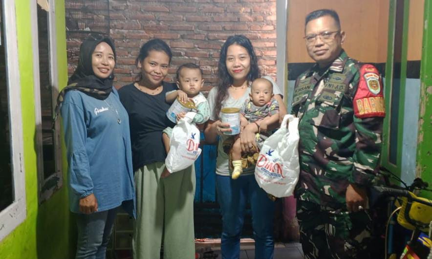 Babinsa Ciruas Dampingi Pemberian Susu untuk Anak Stunting di Desa Citereup Babinsa Ciruas Dampingi Pemberian Susu untuk Anak Stunting di Desa Citereup