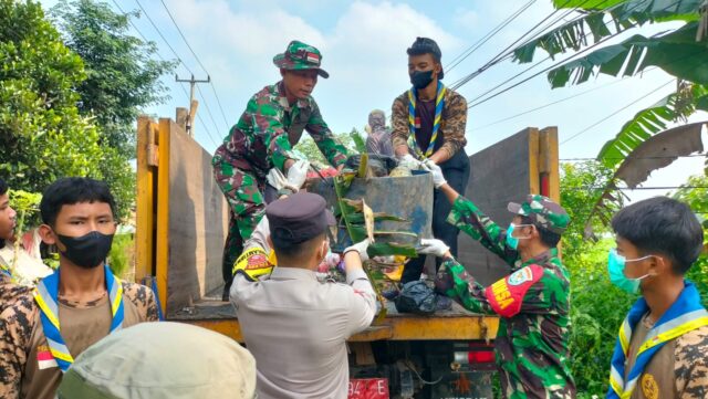 TNI-Polri dan Warga Karbak di Pamarayan, Bangun Kesadaran Jaga Lingkungan