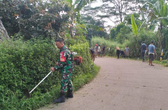 Babinsa Koramil Baros Bersama Masyarakat Gelar Karya Bakti Pembersihan Lingkungan