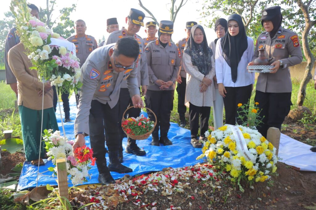 Peringati Hari Bhayangkara ke-79, Baharkam Polri Ziarah ke Makam Briptu Anumerta Ghalib Peringati Hari Bhayangkara ke-79, Baharkam Polri Ziarah ke Makam Briptu Anumerta Ghalib