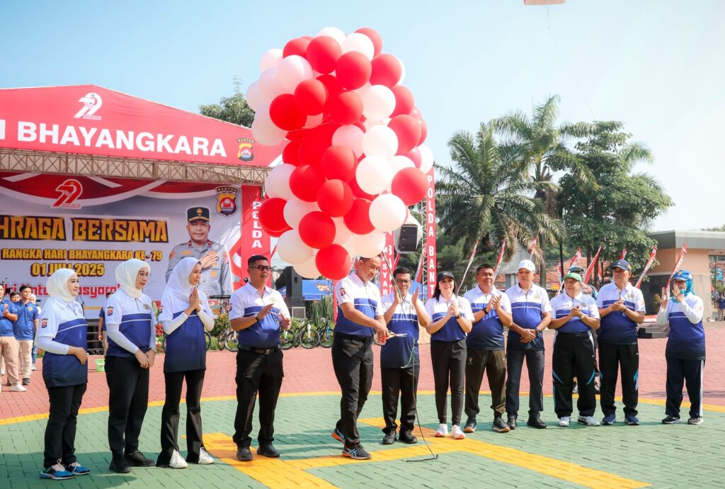 Gubernur Banten dan Kapolda Kompak Olahraga Bersama Peringati HUT Bhayangkara ke-79 Gubernur Banten dan Kapolda Kompak Olahraga Bersama Peringati HUT Bhayangkara ke-79