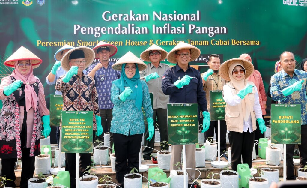 Ketua TP PKK Provinsi Banten Ajak Ibu Rumah Tangga Memaksimalkan Pekarangan Rumah Ketua TP PKK Provinsi Banten Ajak Ibu Rumah Tangga Memaksimalkan Pekarangan Rumah