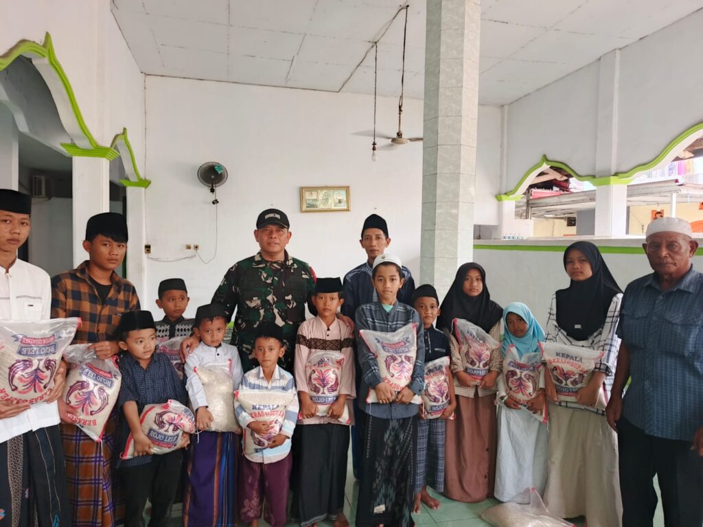 Babinsa Koramil Cipocok Jaya Berikan Bantuan Beras kepada Yatim dan Dhuafa Babinsa Koramil Cipocok Jaya Berikan Bantuan Beras kepada Yatim dan Dhuafa