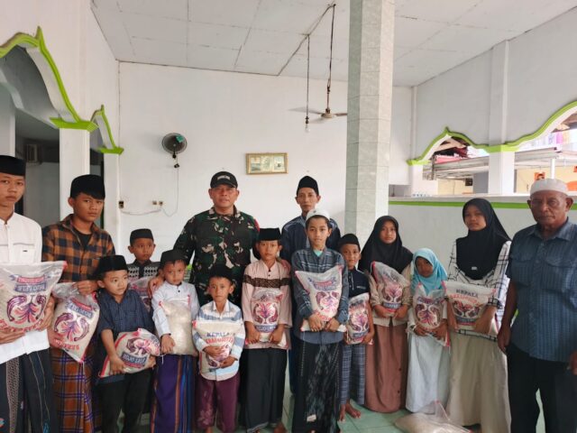 Babinsa Koramil Cipocok Jaya Berikan Bantuan Beras kepada Yatim dan Dhuafa