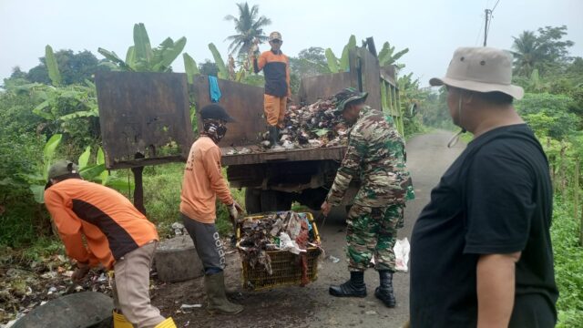 Babinsa Koramil Taktakan Gelar Karya Bakti Bersihkan Sampah Organik