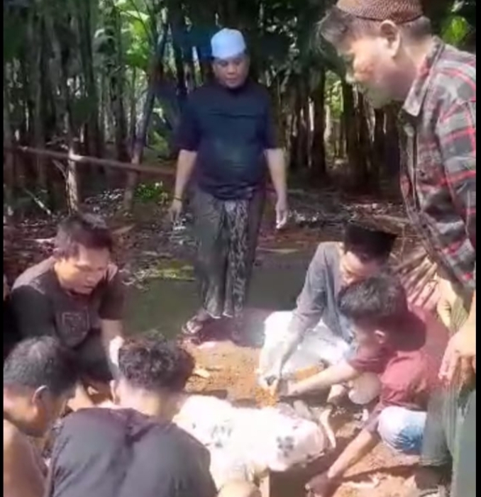 Ramdani Sembelih Hewan Kurban untuk Almarhumah Istri: “Semoga Bahagia di Alam Sana”
