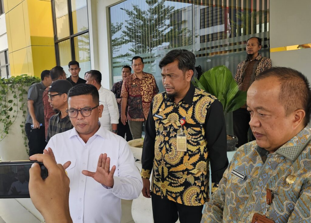 Gubernur Andra Soni Tinjau Wawancara Lima Kandidat Calon Sekda Banten Gubernur Andra Soni Tinjau Wawancara Lima Kandidat Calon Sekda Banten