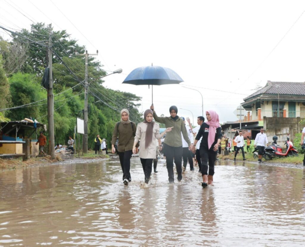 Bupati Serang Terjang Banjir, Tinjau Warga Terdampak di Pulo Ampel