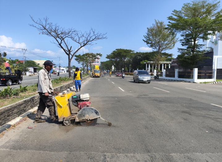 Dinas PUPR Banten Tanggap Keluhan Warga, Perbaiki Jalan Berlubang di Depan KP3B Dinas PUPR Banten Tanggap Keluhan Warga, Perbaiki Jalan Berlubang di Depan KP3B