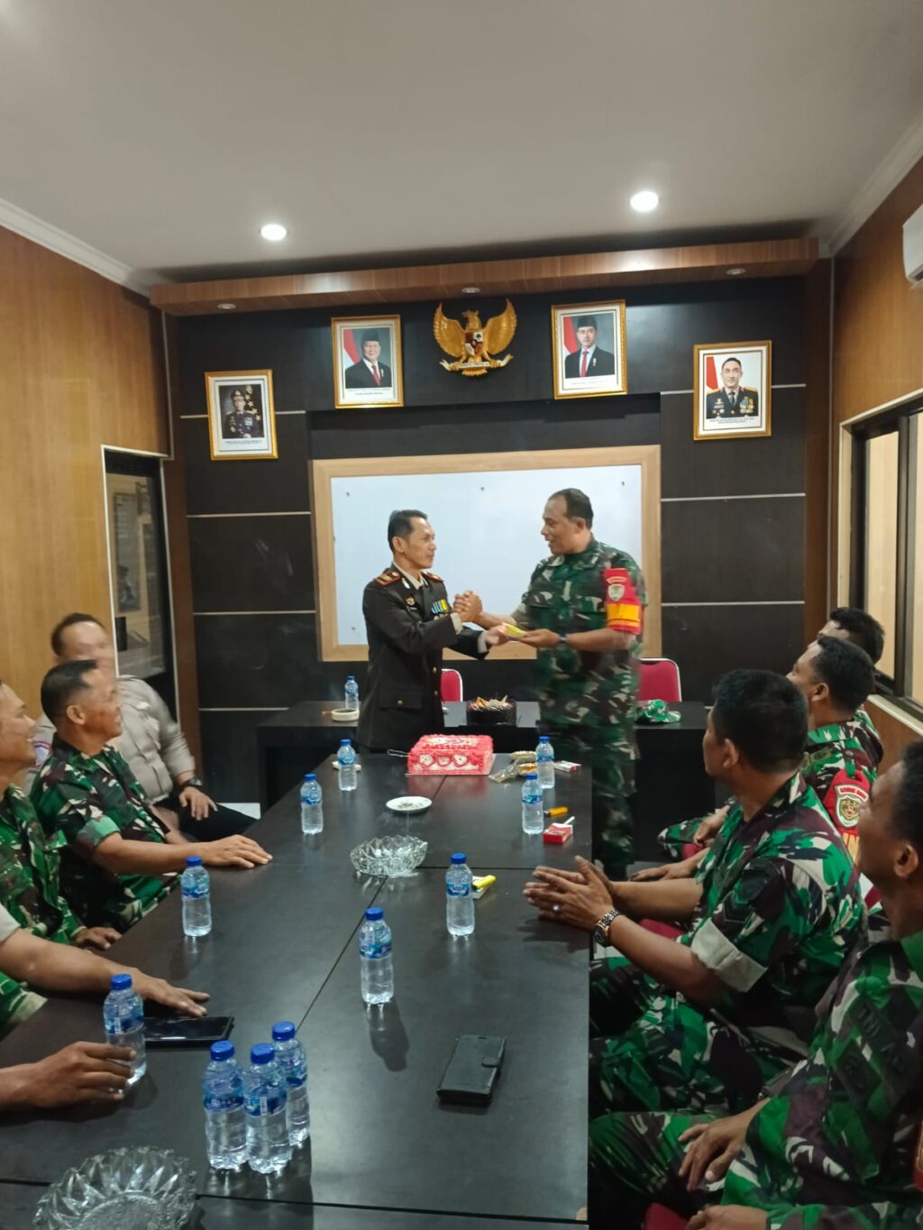 Sinergi TNI-Polri, Danramil Cikande Beri Kejutan Polsek Cikande di Hari Bhayangkara ke-79