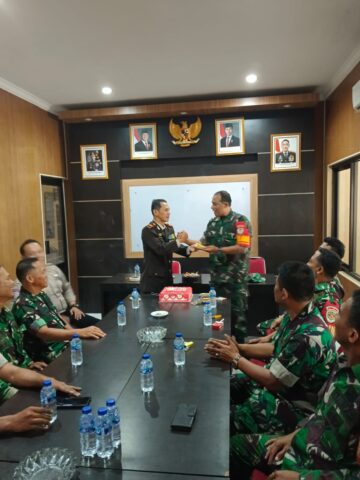Sinergi TNI-Polri, Danramil Cikande Beri Kejutan Polsek Cikande di Hari Bhayangkara ke-79
