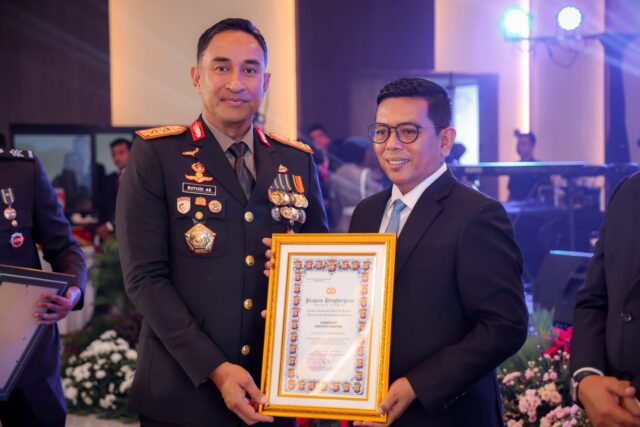 Hari Bhayangkara ke-79, Andra Soni Terima Penghargaan dari Polda Banten