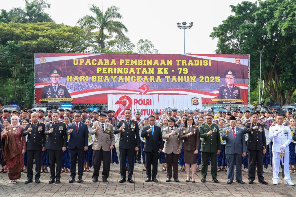 Andra Soni Hadiri Hari Bhayangkara, Terima Penghargaan dari Kapolda Banten