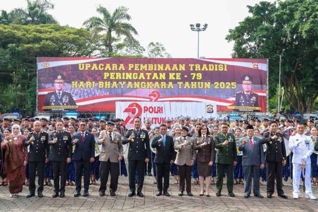 Andra Soni Hadiri Hari Bhayangkara, Terima Penghargaan dari Kapolda Banten