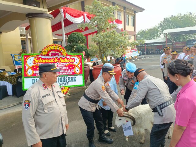Kenang Pengabdian Dua Perwira, Kapolres Serang Hadiahkan Domba Garut