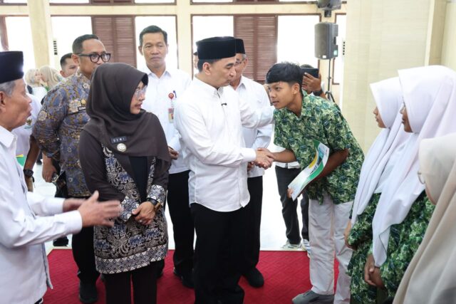 Wagub Banten Salurkan Bantuan RLHB dan Biaya Pendidikan BAZNAS Provinsi Banten