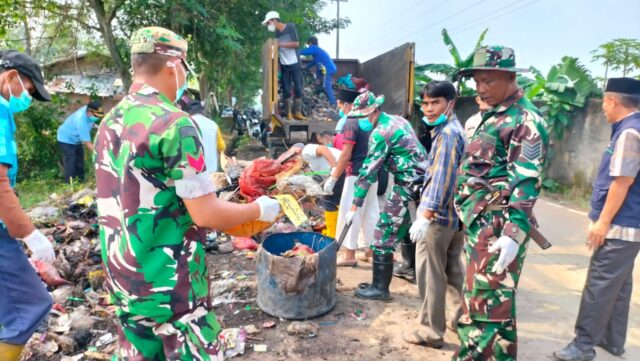 Koramil 0602-20/Pamarayan Laksanakan Karya Bakti Pembersihan Sampah Bersama Instansi Terkait