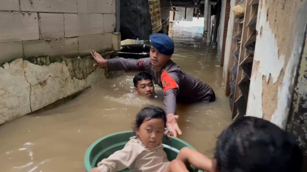 Kebon Pala Terendam, Brimob Gunakan Ember Evakuasi Balita