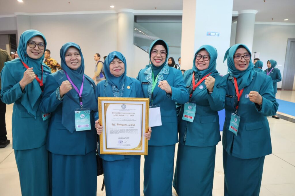 Tinawati Andra Soni Ajak PKK Banten Perkuat Ketahanan Keluarga di Puncak HKG Nasional ke-53 Tinawati Andra Soni Ajak PKK Banten Perkuat Ketahanan Keluarga di Puncak HKG Nasional ke-53
