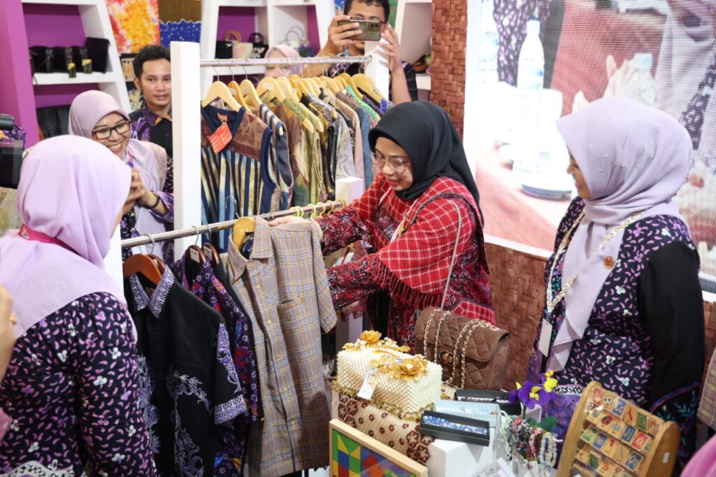 Tinjau Stand Banten pada Pameran HUT ke-45 Dekranas, Tinawati Andra Soni : Produk Banten Memiliki Daya Saing Tinjau Stand Banten pada Pameran HUT ke-45 Dekranas, Tinawati Andra Soni : Produk Banten Memiliki Daya Saing