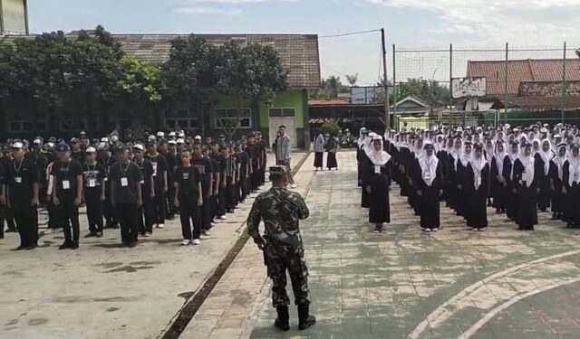 Babinsa Koramil Cikande Bina Karakter Pelajar Melalui Pelatihan Disiplin di SMK Insan Mulya