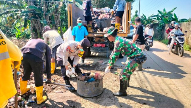 Sinergi TNI, Polri, dan Warga Bersihkan Lingkungan di Desa Bandung