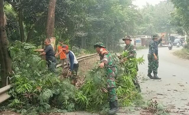 Koramil Cikande dan PT Arwana Bersinergi Laksanakan Karya Bakti Pembersihan Jalan Lingkungan