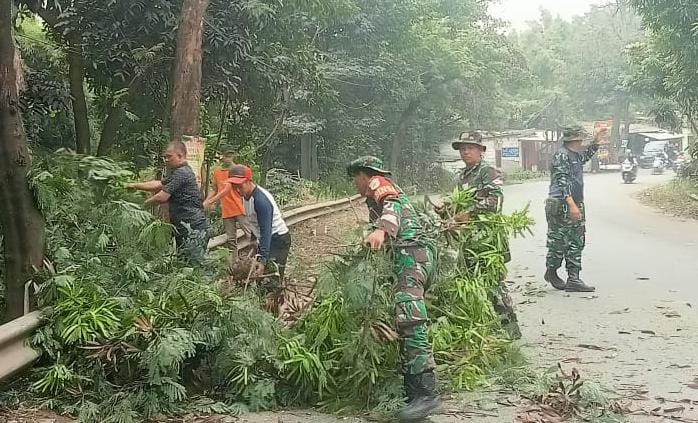 Koramil Cikande dan PT Arwana Bersinergi Laksanakan Karya Bakti Pembersihan Jalan Lingkungan Koramil Cikande dan PT Arwana Bersinergi Laksanakan Karya Bakti Pembersihan Jalan Lingkungan