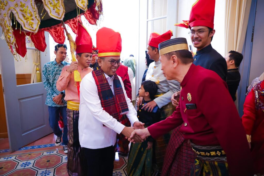 Saksikan Pengukuhan AMSY, Andra Soni Tegaskan Pentingnya Optimisme dan Warisan Hubungan Antardaerah Saksikan Pengukuhan AMSY, Andra Soni Tegaskan Pentingnya Optimisme dan Warisan Hubungan Antardaerah