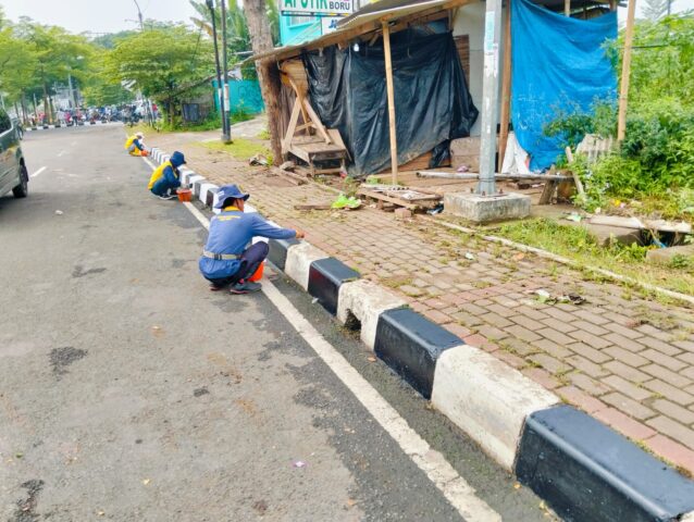 Pengecatan Trotoar Palima–Pakupatan Dinilai Asal-asalan