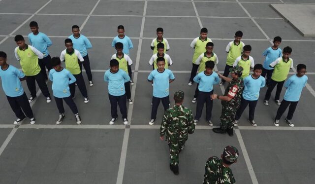 Koramil Kramatwatu Latih Disiplin Siswa SMP PGRI Melalui Pembinaan PBB dan Wasbang