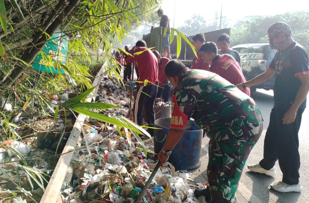 Babinsa Koramil Cikeusal Dan Masyarakat Bersinergi Ciptakan Lingkungan Asri Di Kelurahan Kemanisan Babinsa Koramil Cikeusal Dan Masyarakat Bersinergi Ciptakan Lingkungan Asri Di Kelurahan Kemanisan