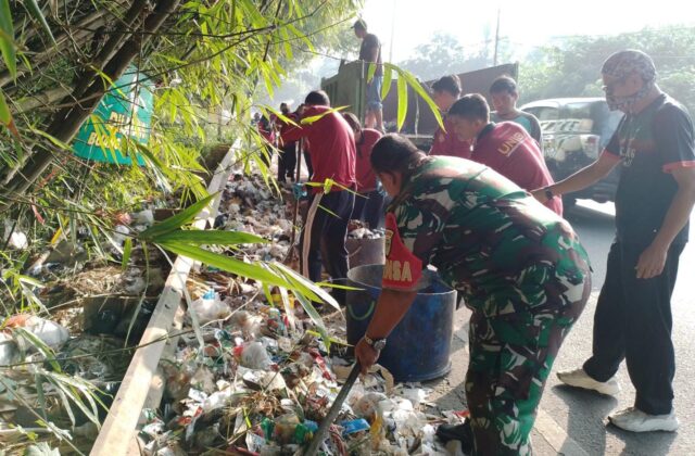 Babinsa Koramil Cikeusal Dan Masyarakat Bersinergi Ciptakan Lingkungan Asri Di Kelurahan Kemanisan