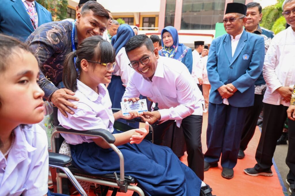 Andra Soni Serahkan Buku Tabungan Program Sekolah Gratis Tahun Ajaran 2025/2026 Andra Soni Serahkan Buku Tabungan Program Sekolah Gratis Tahun Ajaran 2025/2026